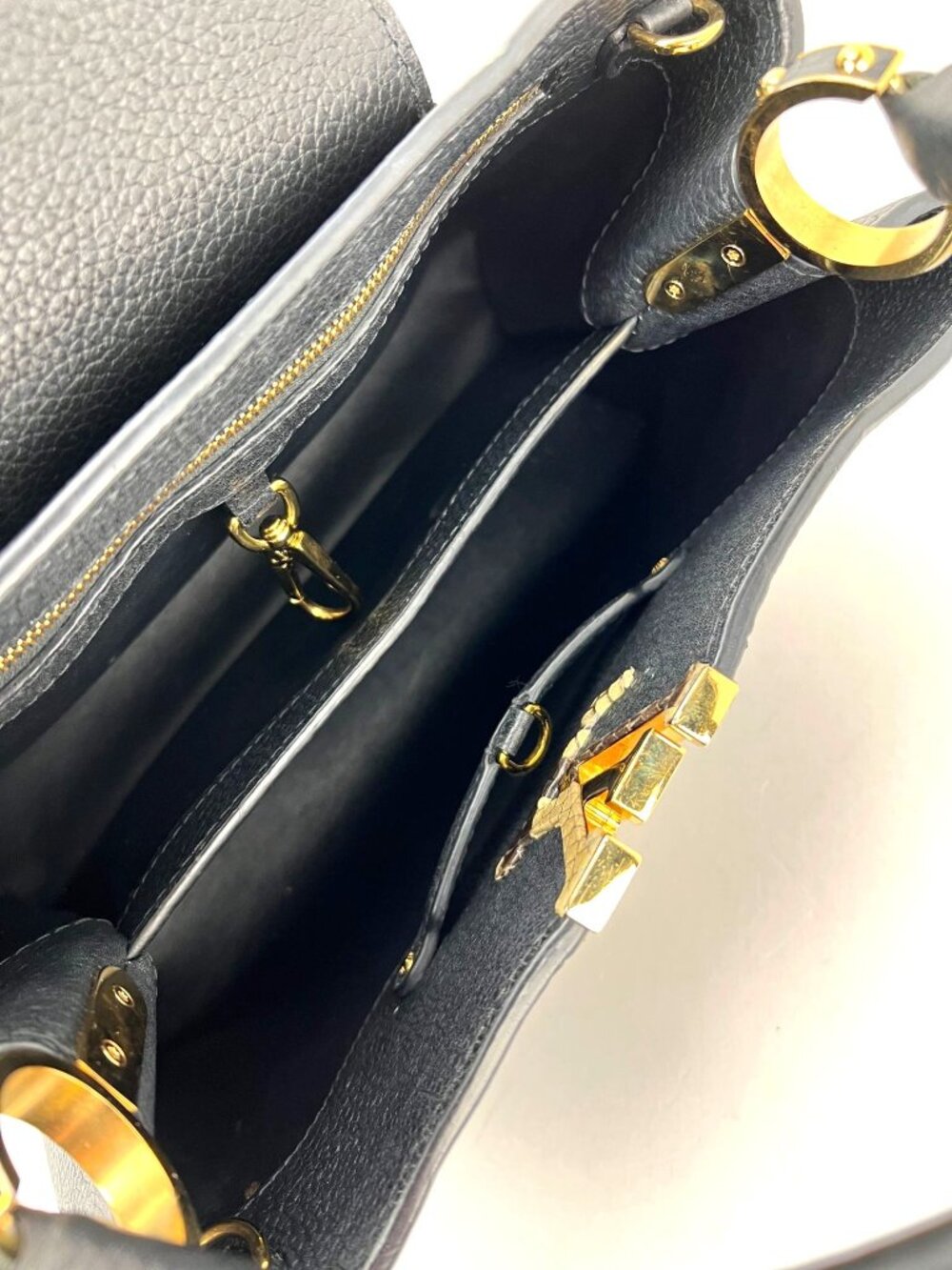 Louis Vuitton Taurillon Capucines MM Black Shoulder Bag - Picture 7 of 16